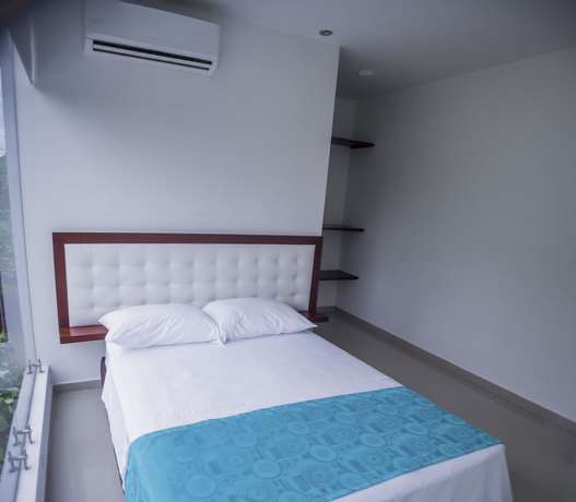 Imagen de la habitación del Hotel Luvana Suite. Foto 16