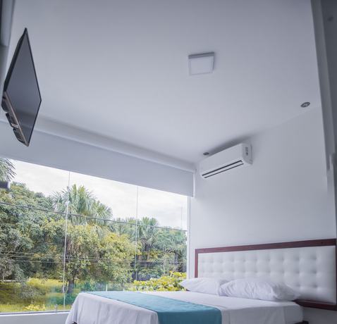 Imagen de la habitación del Hotel Luvana Suite. Foto 17