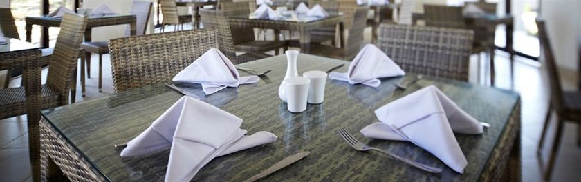 Imagen del bar/restaurante del Hotel Luwansa Beach Resort. Foto 2