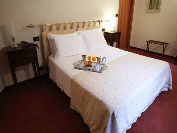 Imagen general del Hotel Lux, Alessandria. Foto 2