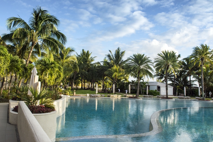 Imagen de la piscina del Hotel Lux Belle Mare. Foto 15