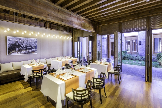 Imagen del bar/restaurante del Hotel Lux Tea Horse Road Lijiang. Foto 3