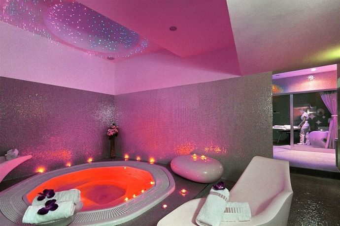 Imagen de la piscina del Hotel Luxe. Foto 8