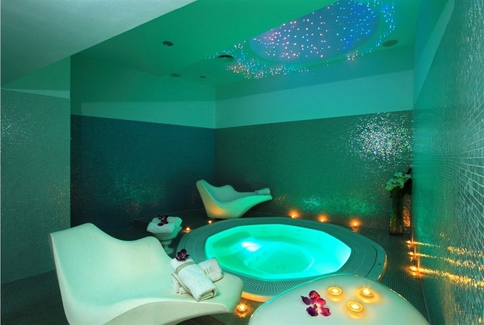 Imagen de la piscina del Hotel Luxe. Foto 9