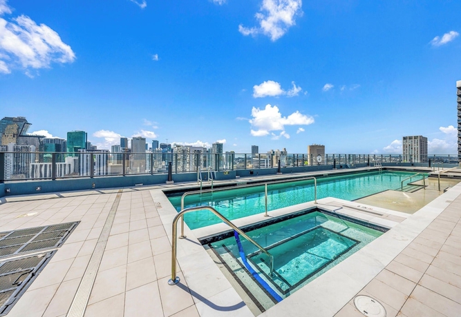 Imagen de la piscina del Hotel Luxe and Chic 1-BR - Balcony and Sea View. Foto 14
