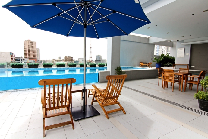 Imagen de la piscina del Hotel Luxent. Foto 16