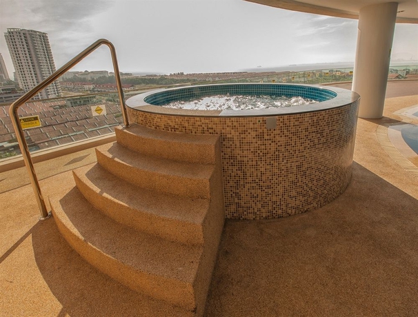 Imagen de la piscina del Hotel Luxfort 118 Service Suites. Foto 15