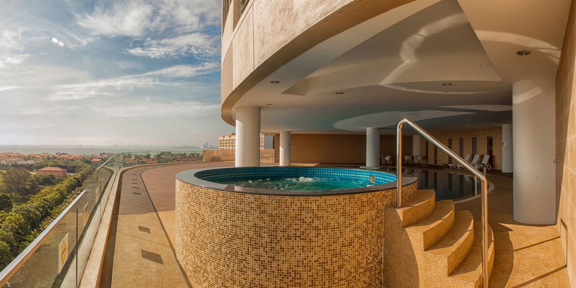 Imagen de la piscina del Hotel Luxfort 118 Service Suites. Foto 16