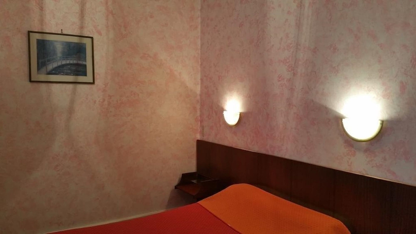 Imagen de la habitación del Hotel Luxia. Foto 9