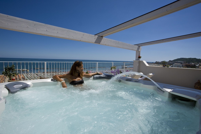 Imagen de los exteriores del Hotel Luxor Beach. Foto 7