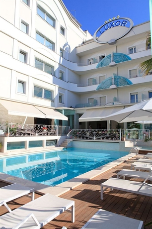 Imagen de la piscina del Hotel Luxor Beach. Foto 10