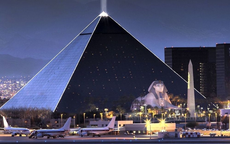 Imagen de los exteriores del Hotel Luxor & Casino. Foto 12