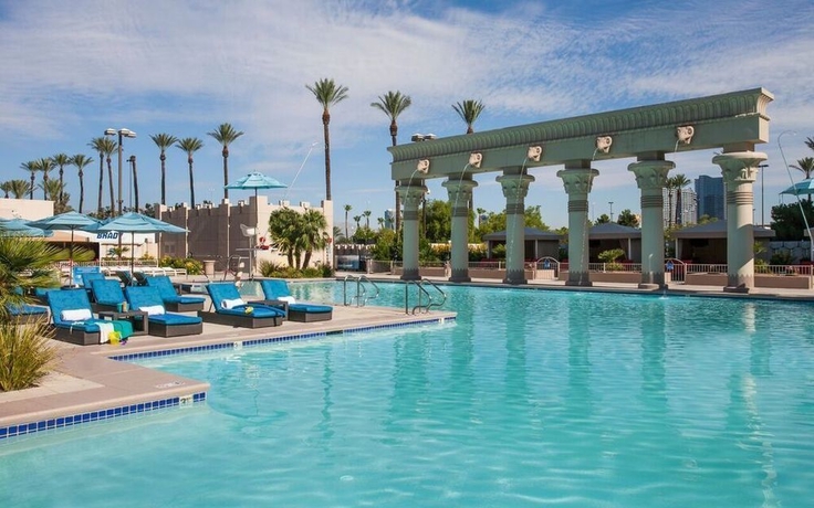 Imagen de la piscina del Hotel Luxor & Casino. Foto 15
