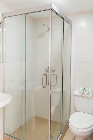 Imagen de la habitación del Hotel Luxstone Executive Suites. Foto 4