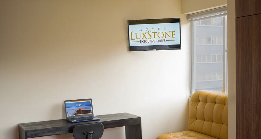 Imagen de la habitación del Hotel Luxstone Executive Suites. Foto 8