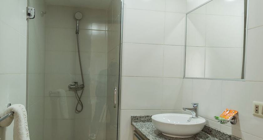 Imagen de la habitación del Hotel Luxstone Executive Suites. Foto 9