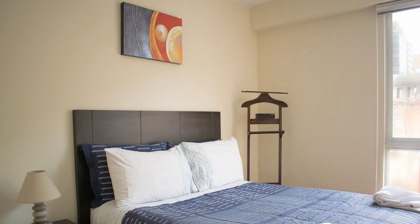 Imagen de la habitación del Hotel Luxstone Executive Suites. Foto 14