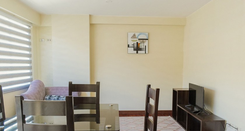 Imagen de la habitación del Hotel Luxstone Executive Suites. Foto 17