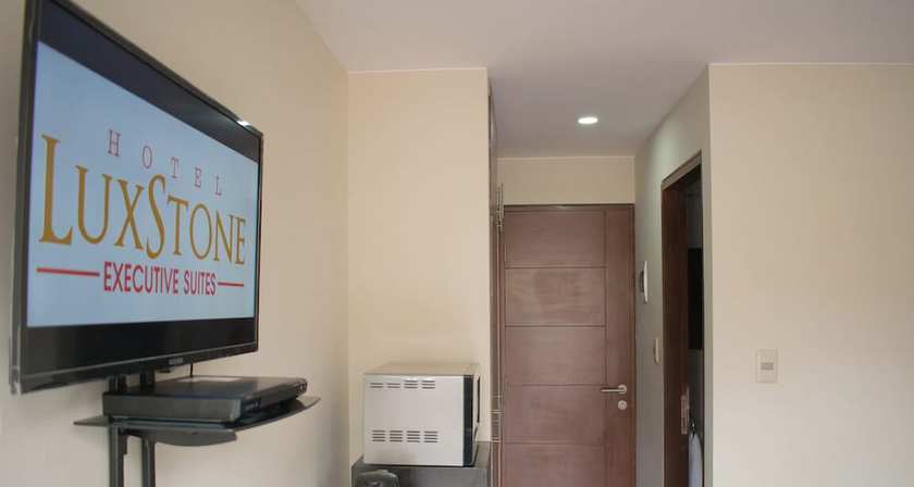 Imagen de la habitación del Hotel Luxstone Executive Suites. Foto 20