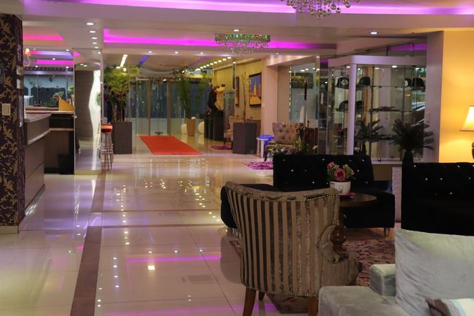 Imagen de los interiores del Hotel Luxsur. Foto 16