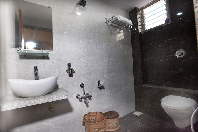 Imagen de la habitación del Hotel Luxura, Anand. Foto 7