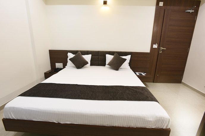 Imagen de la habitación del Hotel Luxura, Anand. Foto 9