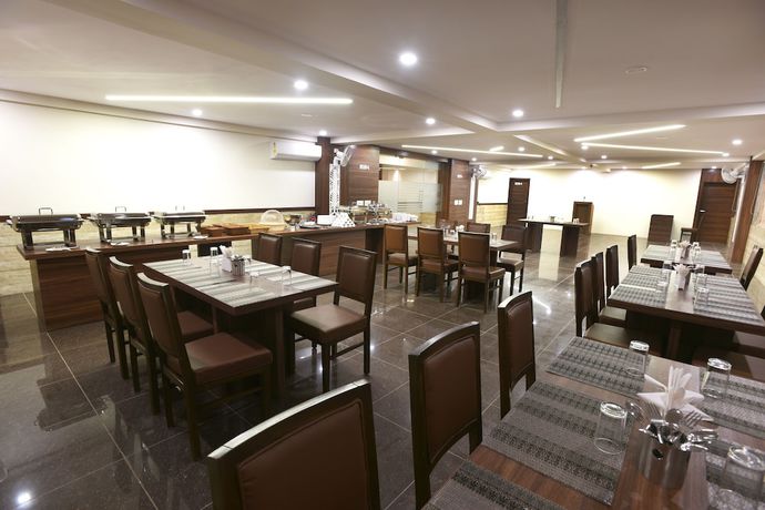 Imagen del bar/restaurante del Hotel Luxura, Anand. Foto 5