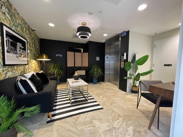 Imagen de los interiores del Hotel Luxuri Suites. Foto 19