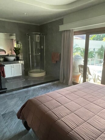 Imagen general del Hotel Luxury 4 Bed Pool Villa. Foto 7