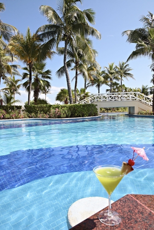 Imagen de la piscina del Hotel Luxury Bahia Principe Akumal. Foto 15