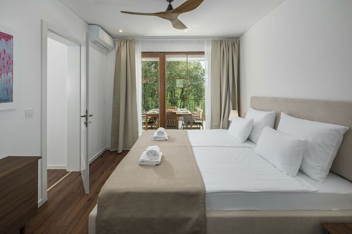Imagen de la habitación del Hotel Luxury Beach Villas Porto Bus. Foto 15