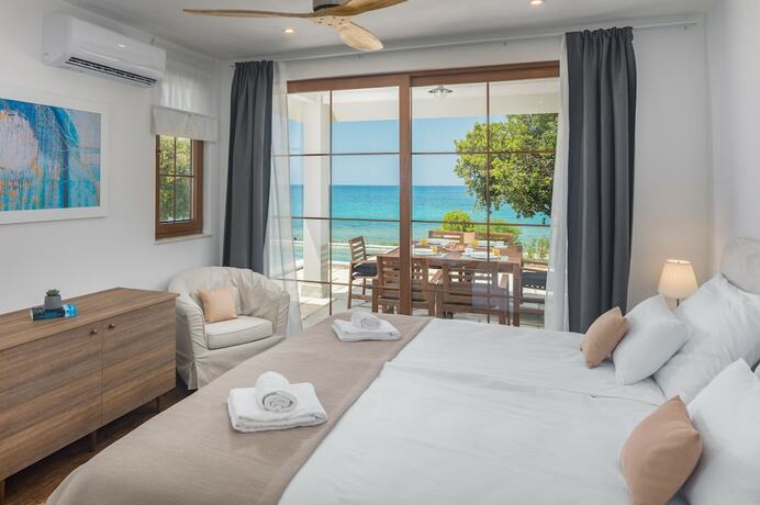 Imagen de la habitación del Hotel Luxury Beach Villas Porto Bus. Foto 16