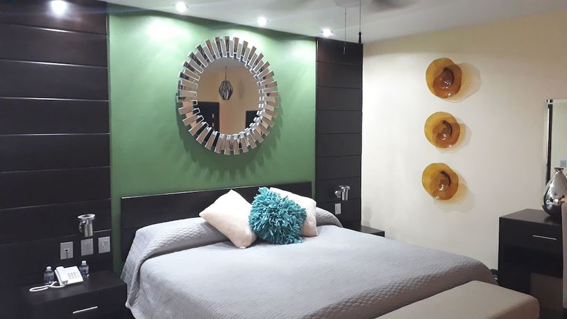 Imagen de la habitación del Hotel Luxury Inn. Foto 6