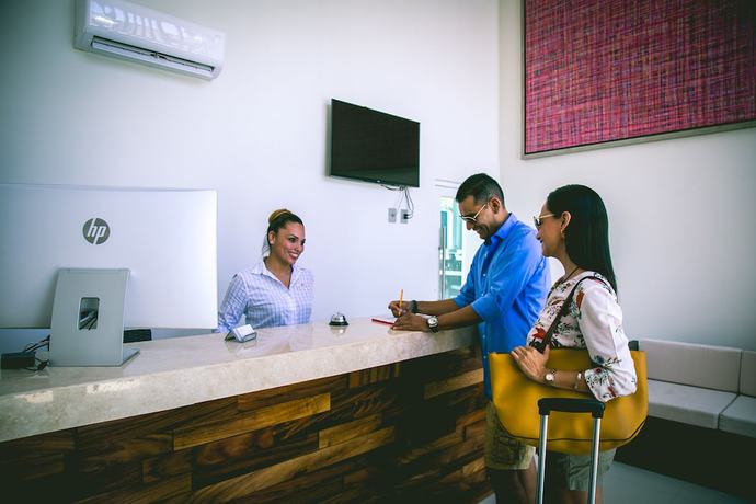 Imagen de los interiores del Hotel Luxury Inn. Foto 12