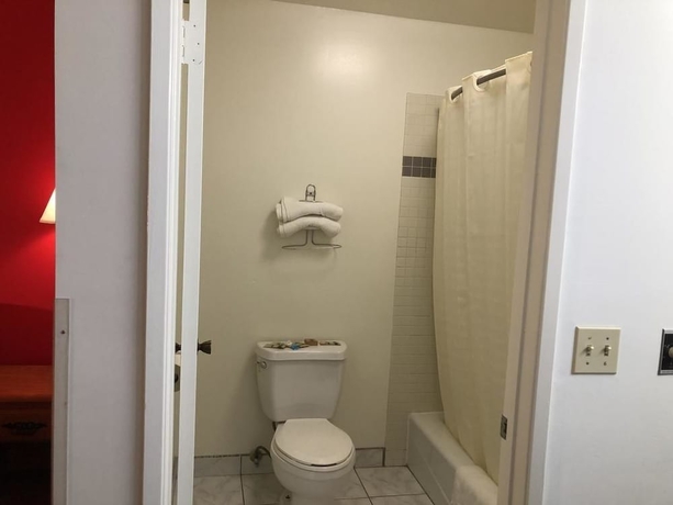 Imagen de la habitación del Hotel Luxury Inn, Norwalk. Foto 18