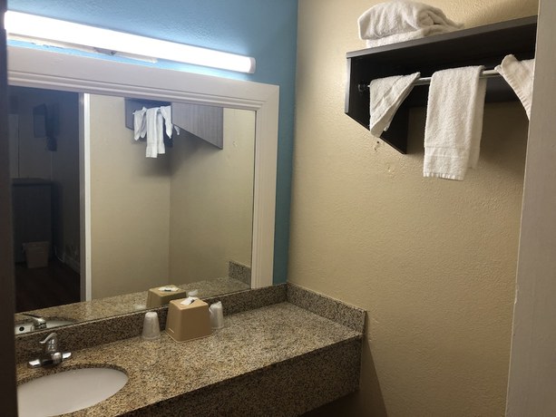 Imagen de la habitación del Hotel Luxury Inn and Suites. Foto 5