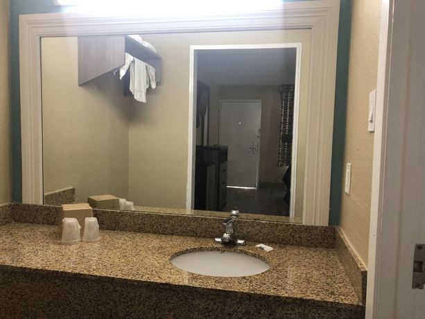Imagen de la habitación del Hotel Luxury Inn and Suites. Foto 16