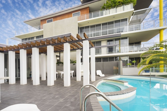 Imagen de la piscina del Hotel Luxury Modern Double Ensuite Apartment. Foto 15