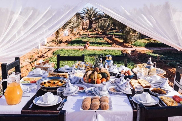 Imagen del bar/restaurante del Hotel Luxury Morocco Camp. Foto 6
