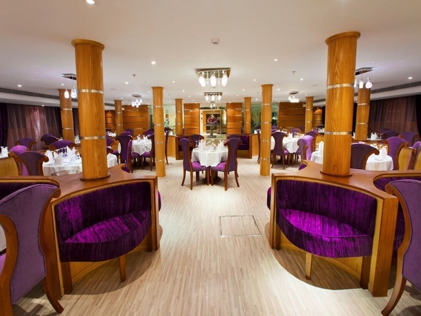 Imagen del bar/restaurante del Hotel Luxury Nile Cruise Alhambra - Every Saturday Luxur to Aswan 4 Nights 5 Days. Foto 2