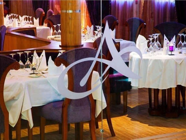 Imagen del bar/restaurante del Hotel Luxury Nile Cruise Alhambra - Every Saturday Luxur to Aswan 4 Nights 5 Days. Foto 3