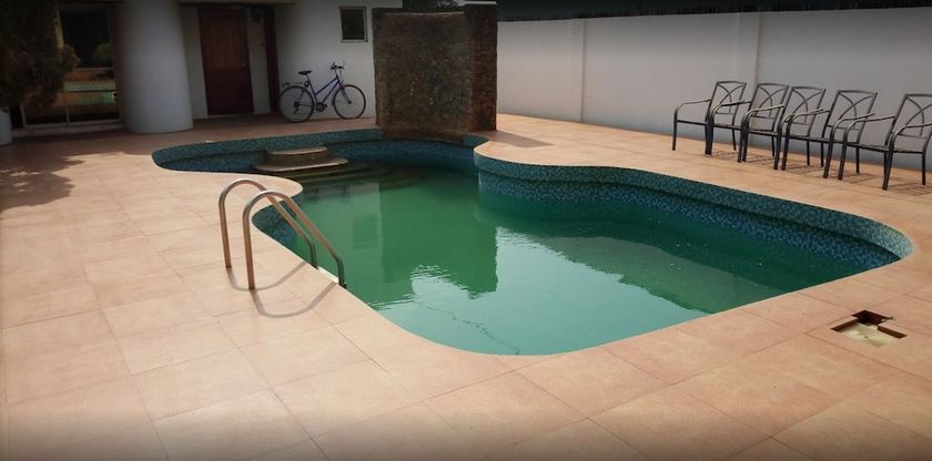 Imagen de la piscina del Hotel Luxury West. Foto 19