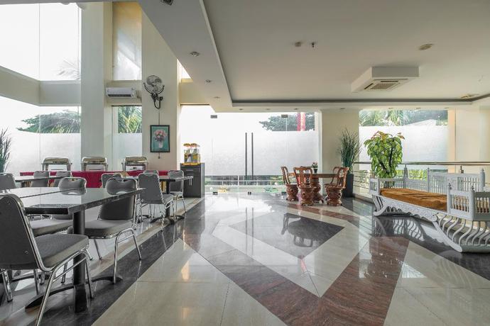 Imagen del bar/restaurante del Hotel Lynt Hotel Makassar. Foto 2