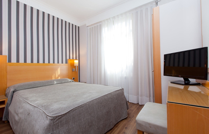 Imagen de la habitación del Hotel Lyon, Paseo Marítimo / Playa. Foto 3