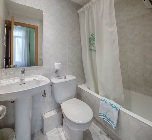 Imagen de la habitación del Hotel Lyon, Paseo Marítimo / Playa. Foto 6