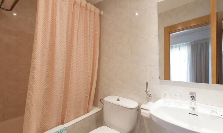 Imagen de la habitación del Hotel Lyon, Paseo Marítimo / Playa. Foto 10