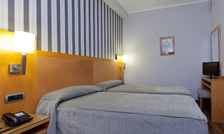 Imagen de la habitación del Hotel Lyon, Paseo Marítimo / Playa. Foto 12