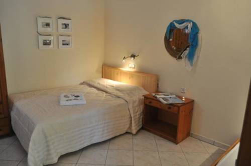 Imagen de la habitación del Hotel Lysistrata Bungalows. Foto 2