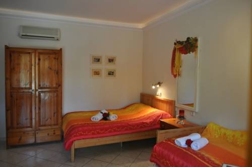 Imagen de la habitación del Hotel Lysistrata Bungalows. Foto 3