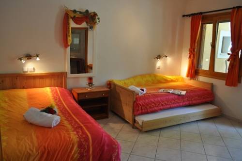 Imagen de la habitación del Hotel Lysistrata Bungalows. Foto 4